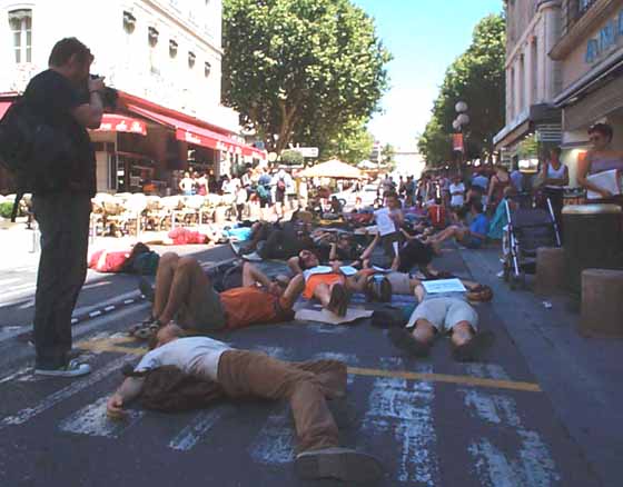 Les intermittents du spectacle se couchent à Avignon