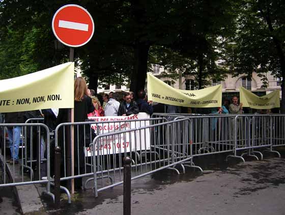 Manifestation devant l'Assemblée Nationale à l'occasion de l'examen du projet de loi Boisseau-Montchamp, au printemps 2004.