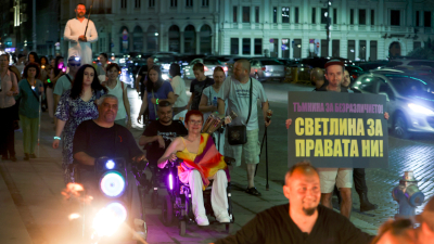 Manifestation nocturne de personnes handicapées à Sofia ©BTA