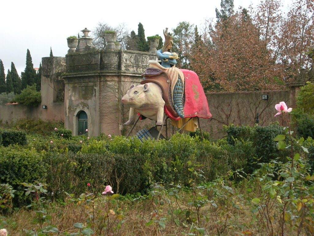 Une sculpture d'après Jérôme Bosch dans le jardin du musée du Théâtre ©Yanous.com