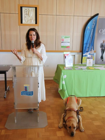 Nathalie Joncour lors de la remise officielle de son chien guide à la mairie de Saint-Gilles ©Stéphane Michel – Ville de Saint-Gilles-Croix-de-Vie