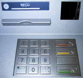 Distributeur de billets Nixdorf avec symboles en relief sur les touches