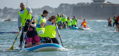 Paddle avec un jeune participant handicapé moteur