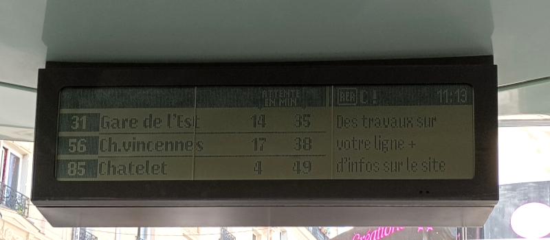 Panneau d'horaires de bus parisiens à délais d'attente élevés