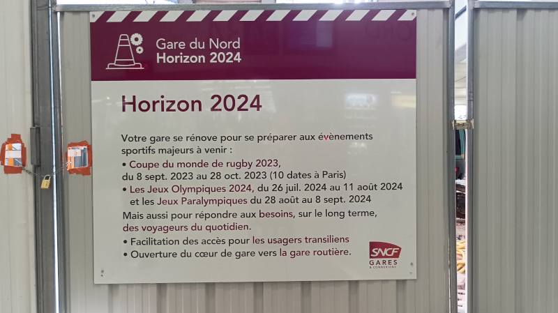 Panneau d'information sur les travaux de la gare du Nord dans sa partie RER et Transilien