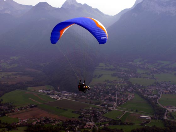 Parapente biplace en vol