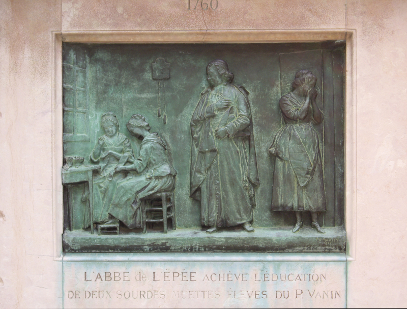 Paris INJS Statue Abbé de l'Epée relief Education ©Yanous.com