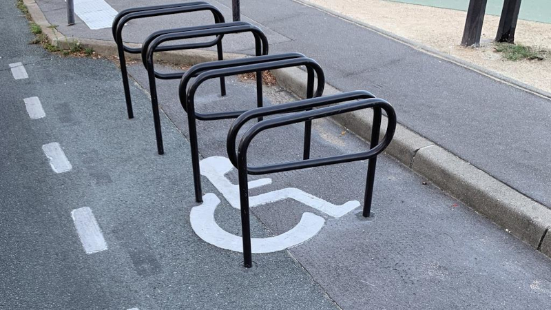 Paris, arceaux pour vélos sur une place de stationnement automobile réservée