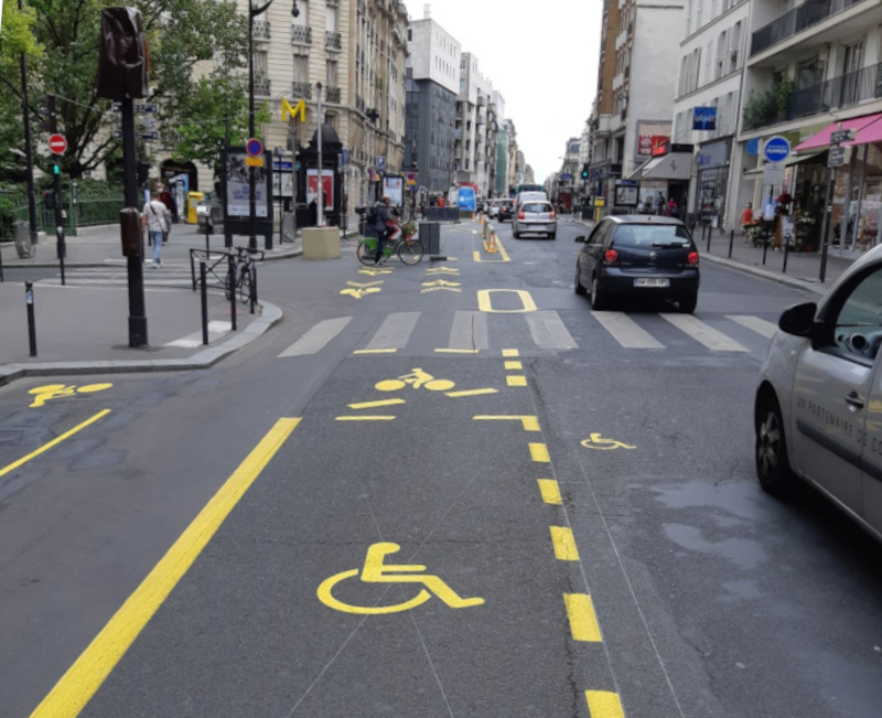 Paris, au 264 rue de Vaugirard une place de stationnement réservée longée par les voitures et les vélos