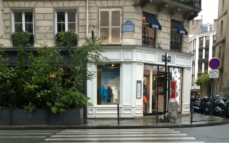 Une traversée piétonne sans abaissé de trottoir rue du Vieux Colombier à Paris