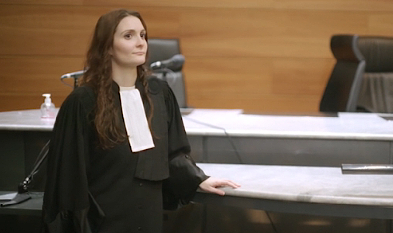 Pauline Duchemin en robe d'avocate dans un tribunal