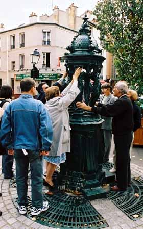 'Toucher de fontaine' Wallace en groupe à Paris.