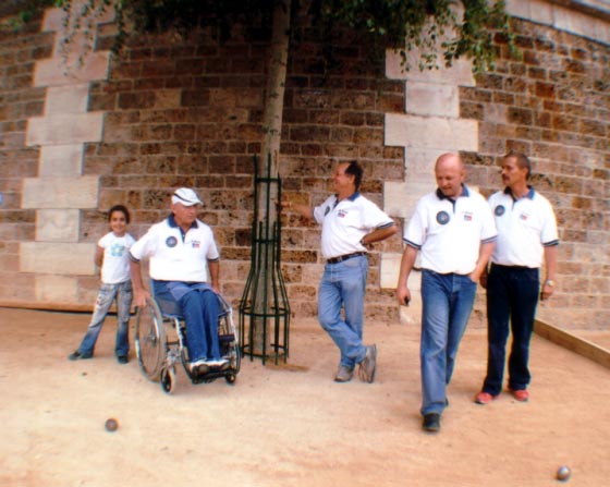 Hector Milési surveille le jeu lors d'un tournoi de pétanque à Paris Plage