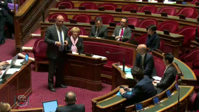 Philippe Mouiller face au ministre Jean-Noël Barrot au Sénat
