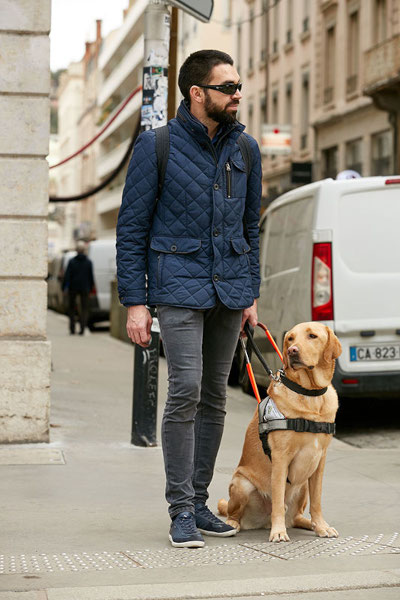 Pierre-Marie Micheli accompagné de son chien-guide