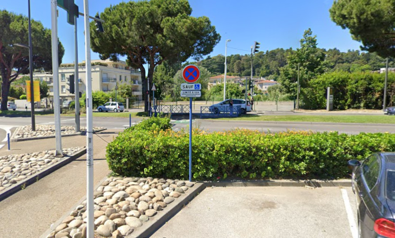 Place de stationnement réservé avec pannonceau de limitation à 12 heures, à Cagnes-sur-Mer