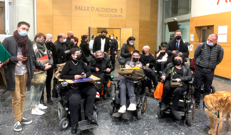 Procès de Toulouse, prévenus et avocats devant la salle d'audience