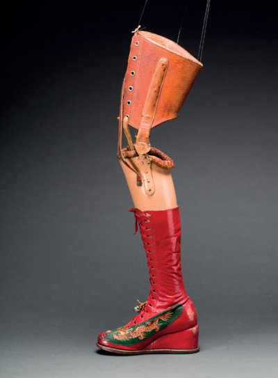 Prothèse de jambe avec botte en cuir et soie brodée de motifs chinois. ©Museo Frida Kahlo - Casa Azul collection - Javier Hinojosa, 2017