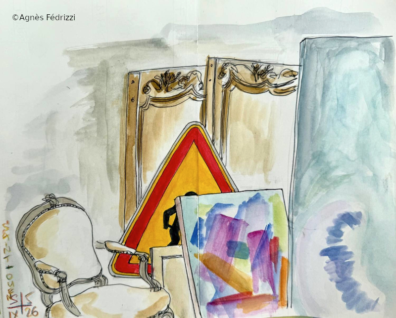 Quelques objets dans un stand, dont un panneau de signalisation de travaux ©Agnès Fédrizzi