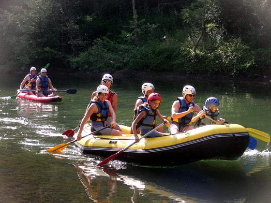 Raft avec un air-boat biplace. © Roc et Canyon