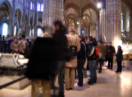 Public dans la nef de la basilique Saint-Denis