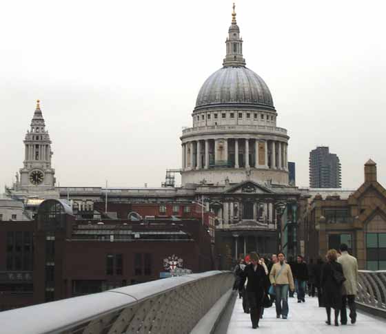Londres, la cathédrale Saint-Paul depuis le Millenium Bridge.
