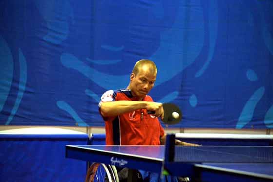 un joueur de tennis de table handisport photographié par Jean-Marc Chapuis