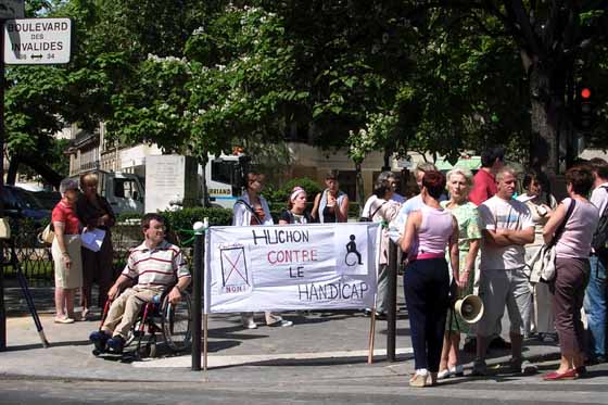 Elèves et parents manifestent devant le Conseil Régional d'Ile-de-France le 17 juin 2004.