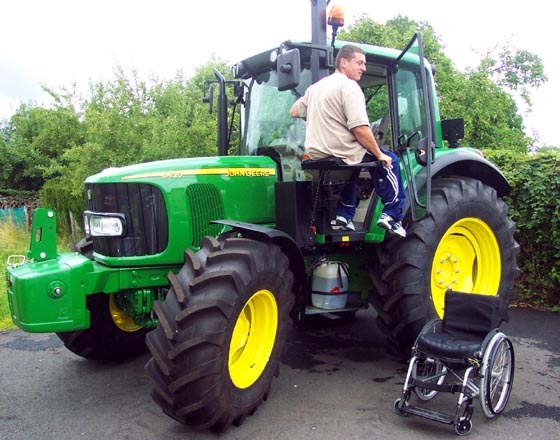 Tracteur adapté au handicap moteur au moyen d'un élévateur