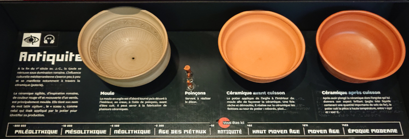 Table tactile de céramiques cigilées du musée Arkéos de Douai