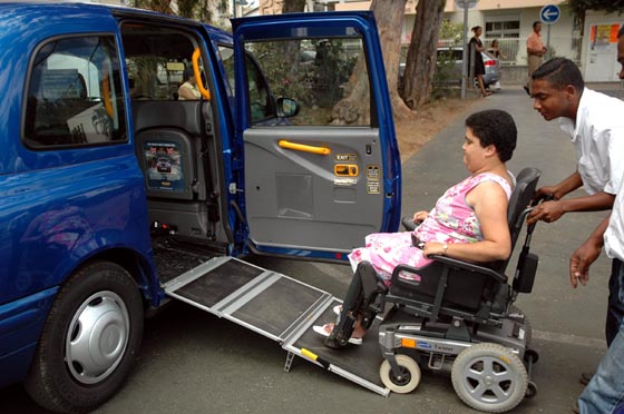 accès à un taxi Carbodies par rampe amovible