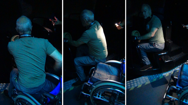 Transfert du fauteuil roulant à bord d'une nacelle de visite de la réplique Cosquer ©Yanous.com