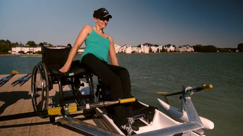 Transfert sur un aviron depuis le fauteuil roulant