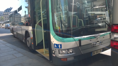 Un autobus RATP stationné loin du trottroir et inaccessible aux voyageurs handicapés moteur.