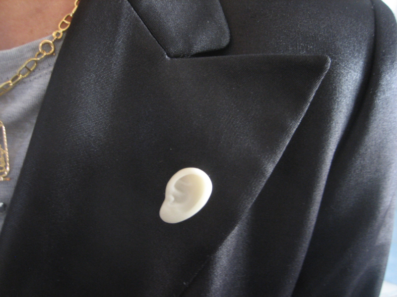 Un insigne Oreille blanche sur le revers d'une veste