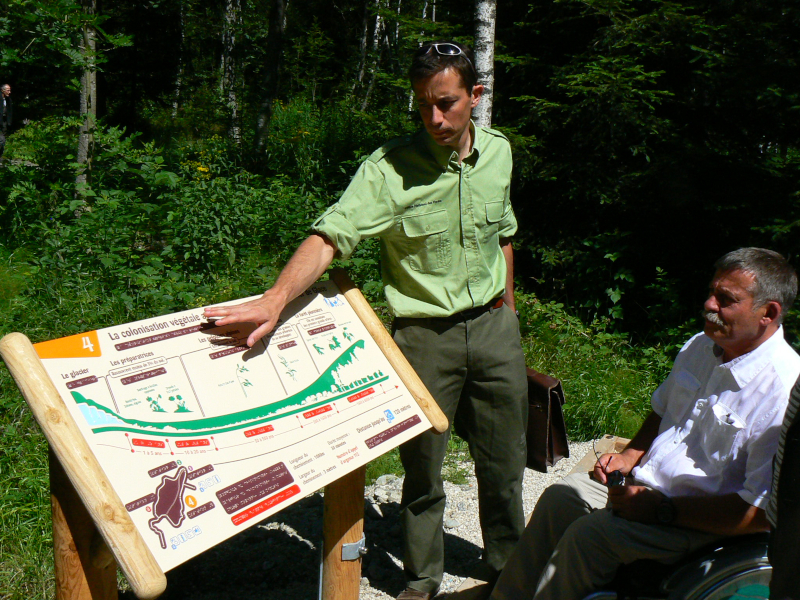 Un panneau adapté d'information sur le sentier du Bois-du-Bouchet à Chamonix, aménagé par l'ONF ©C.Baroche - ONF