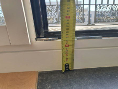 Un seuil de 15 cm à franchir pour accéder à ce balcon d'un immeuble livré en janvier 2023 ©Mission IGEDD