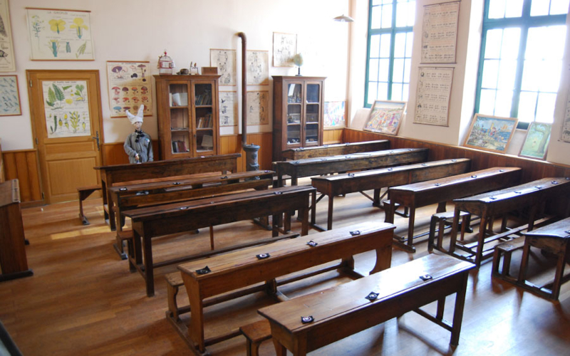 Une classe de 1900 reconstituée au musée de la Tour Nivelle