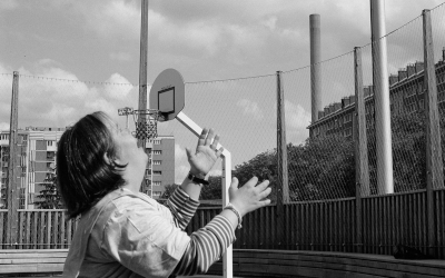 Une femme trisomique joue au basket © Sabine Jaccard