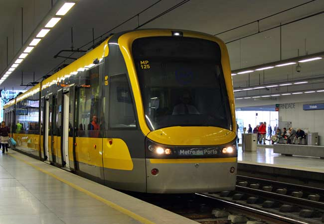 Une rame de métro à la gare de Trindade