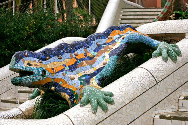 Une salamandre fantastique, un des symboles de Barcelone, décoré de trencadis