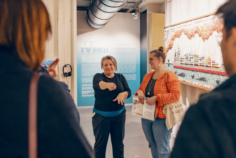 Visite en langue des signes ©Marie Rouge - MAIF