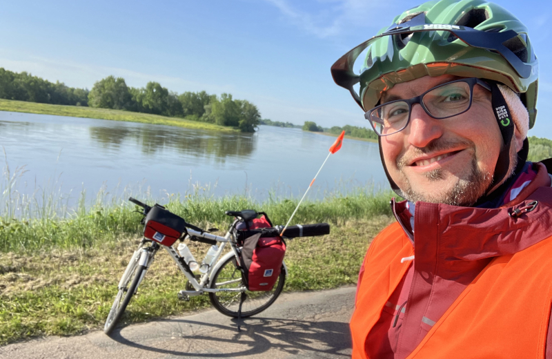 Vivien Laplane et son vélo au bord de la Loire