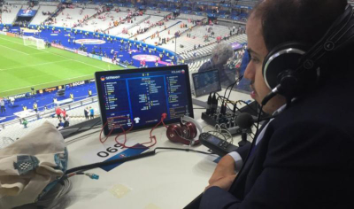 Yanis Bacha audiodécrivant un match de football lors de l'Euro 2016